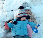 Kinder spielen im Schnee
